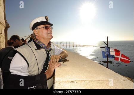 EXKLUSIV. Dänemarks Prinz Henrik besucht am 27. August 2008 den Leuchtturm von Cordouan vor Royan, Westfrankreich. Cordouan ist der älteste Leuchtturm in Frankreich, er ist sehr groß und sehr reich verziert und wurde 1862, zur gleichen Zeit wie Notre-Dame de Paris, zum historischen Denkmal gemacht. Hier wurde 1823 die erste Fresnel-Linse in einem Leuchtturm installiert, die 1854 durch die heutige Linse ersetzt wurde. Es liegt 7 km am Meer, in der Nähe der Mündung der Gironde Mündung in Frankreich. Prinz Henrik kam an Bord der königlichen Yacht "Dennebrog" an. Foto von Patrick Bernard/ABACAPRESS.COM Stockfoto