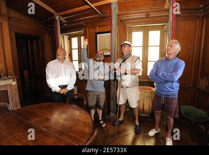 EXKLUSIV. Dänemarks Prinz Henrik besucht am 27. August 2008 den Leuchtturm von Cordouan vor Royan, Westfrankreich. Cordouan ist der älteste Leuchtturm in Frankreich, er ist sehr groß und sehr reich verziert und wurde 1862, zur gleichen Zeit wie Notre-Dame de Paris, zum historischen Denkmal gemacht. Hier wurde 1823 die erste Fresnel-Linse in einem Leuchtturm installiert, die 1854 durch die heutige Linse ersetzt wurde. Es liegt 7 km am Meer, in der Nähe der Mündung der Gironde Mündung in Frankreich. Prinz Henrik kam an Bord der königlichen Yacht "Dennebrog" an. Foto von Patrick Bernard/ABACAPRESS.COM Stockfoto