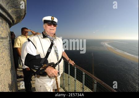 EXKLUSIV. Dänemarks Prinz Henrik besucht am 27. August 2008 den Leuchtturm von Cordouan vor Royan, Westfrankreich. Cordouan ist der älteste Leuchtturm in Frankreich, er ist sehr groß und sehr reich verziert und wurde 1862, zur gleichen Zeit wie Notre-Dame de Paris, zum historischen Denkmal gemacht. Hier wurde 1823 die erste Fresnel-Linse in einem Leuchtturm installiert, die 1854 durch die heutige Linse ersetzt wurde. Es liegt 7 km am Meer, in der Nähe der Mündung der Gironde Mündung in Frankreich. Prinz Henrik kam an Bord der königlichen Yacht "Dennebrog" an. Foto von Patrick Bernard/ABACAPRESS.COM Stockfoto