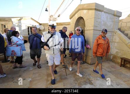 EXKLUSIV. Dänemarks Prinz Henrik besucht am 27. August 2008 den Leuchtturm von Cordouan vor Royan, Westfrankreich. Cordouan ist der älteste Leuchtturm in Frankreich, er ist sehr groß und sehr reich verziert und wurde 1862, zur gleichen Zeit wie Notre-Dame de Paris, zum historischen Denkmal gemacht. Hier wurde 1823 die erste Fresnel-Linse in einem Leuchtturm installiert, die 1854 durch die heutige Linse ersetzt wurde. Es liegt 7 km am Meer, in der Nähe der Mündung der Gironde Mündung in Frankreich. Prinz Henrik kam an Bord der königlichen Yacht "Dennebrog" an. Foto von Patrick Bernard/ABACAPRESS.COM Stockfoto