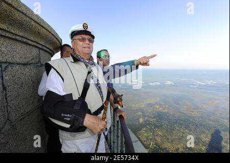 EXKLUSIV. Dänemarks Prinz Henrik besucht am 27. August 2008 den Leuchtturm von Cordouan vor Royan, Westfrankreich. Cordouan ist der älteste Leuchtturm in Frankreich, er ist sehr groß und sehr reich verziert und wurde 1862, zur gleichen Zeit wie Notre-Dame de Paris, zum historischen Denkmal gemacht. Hier wurde 1823 die erste Fresnel-Linse in einem Leuchtturm installiert, die 1854 durch die heutige Linse ersetzt wurde. Es liegt 7 km am Meer, in der Nähe der Mündung der Gironde Mündung in Frankreich. Prinz Henrik kam an Bord der königlichen Yacht "Dennebrog" an. Foto von Patrick Bernard/ABACAPRESS.COM Stockfoto