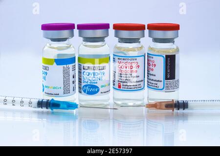 Calgary, Alberta. Kanada. Januar 20 2021. Ein paar Pfizer und Moderna Impfstoffe auf weißem Hintergrund. Stockfoto