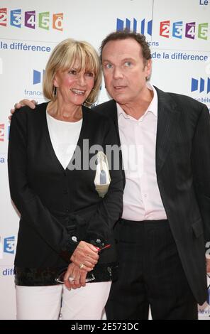 Die Fernsehmoderatoren Eve Ruggieri und Julien Lepers nehmen an der Pressekonferenz von "France Televisions" in Paris, Frankreich, am 28. August 2008 Teil. Foto von Guignebourg-Gorassini/ABACAPRESS.COM Stockfoto