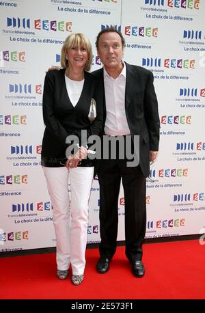 Die Fernsehmoderatoren Eve Ruggieri und Julien Lepers nehmen an der Pressekonferenz von "France Televisions" in Paris, Frankreich, am 28. August 2008 Teil. Foto von Guignebourg-Gorassini/ABACAPRESS.COM Stockfoto