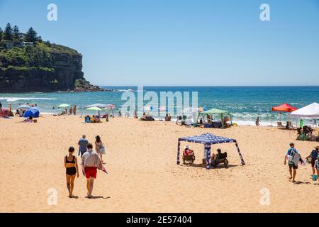 Beach Cabana am Bilgola Beach in Sydney bietet Sonnenschutz Während des heißen australischen Sommers, Sydney, Australien Stockfoto