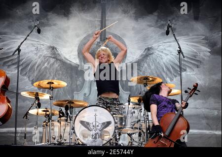 Die Band Apocalyptica spielt live auf der Bühne während der 6. Ausgabe des Musikfestivals "Rock en seine", in Saint-Cloud bei Paris, Frankreich, am 28. August 2008. Foto von Mehdi Taamallah/ABACAPRESS.COM Stockfoto