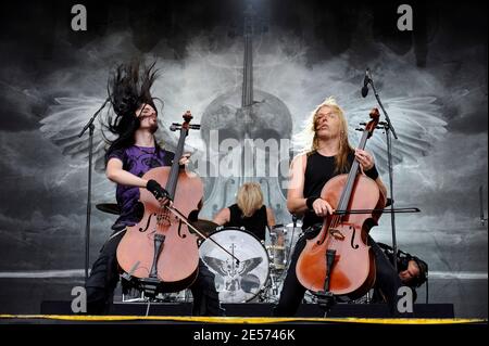 Die Band Apocalyptica spielt live auf der Bühne während der 6. Ausgabe des Musikfestivals "Rock en seine", in Saint-Cloud bei Paris, Frankreich, am 28. August 2008. Foto von Mehdi Taamallah/ABACAPRESS.COM Stockfoto