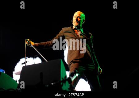 Sänger Michael Stipe von R.E.M spielt live auf der Bühne während der 6. Ausgabe des "Rock en seine" Musikfestivals, in Saint-Cloud bei Paris, Frankreich, am 28. August 2008. Foto von Mehdi Taamallah/ABACAPRESS.COM Stockfoto