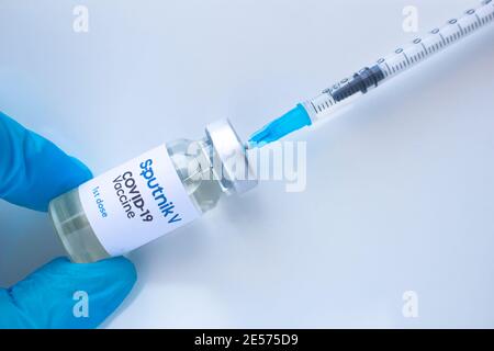 Calgary, Alberta. Kanada. Januar 20 2021. Ein Gesundheitshelfer mit einem Spitnik V-Impfstoff und einer Spritze auf weißem Hintergrund Stockfoto