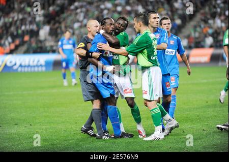 Lyons Govou Sydney und Saint-Etiennes Pascal Feindouno während des Fußballs der französischen Premier League, ALS Saint-Etienne gegen Olympique Lyonnais am 31. August 2008 im Geoffroy Guichard Stadium in Saint-Etienne, Frankreich. Lyon gewann 1:0. Foto von Taamallah Mehdi/Cameleon/ABACAPRESS.COM Stockfoto