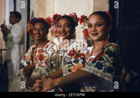 Merida: Ballet Folklorico - Darbietung traditioneller Tänzer bei einer freien Aufführung Stockfoto