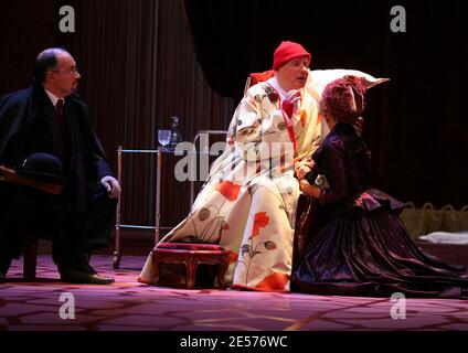 Michel Bouquet während des Vorhangs von 'Le malade imaginaire', inszeniert von Georges Weller am Theatre de la porte Saint-Martin, in Paris, Frankreich, am 29. August 2008. Foto von Denis Guignebourg/ABACAPRESS.COM Stockfoto