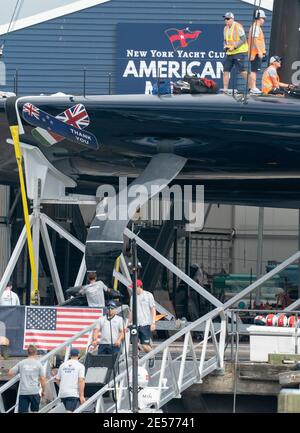 Auckland, Neuseeland, 27. Januar 2021 - die Landcrew des New York Yacht Club bereitet American Magic vor, mit Skipper Terry Hutchinson, um nach ihrem dramatischen Kentern und Ausloten während des Round-Robin-Events des Prada Cups Anfang des Monats wieder ins Wasser zu kommen. Das Team hat eine Dankesbotschaft auf den Rumpf an die anderen Prada Cup Teams und den America's Cup Inhaber Emirates Team New Zealand, die alle mit der Rettung und Unterstützung geholfen haben, um das Boot zurück ins Wasser zu bekommen. Kredit: Rob Taggart/Alamy Live Nachrichten Stockfoto