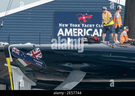 Auckland, Neuseeland, 27. Januar 2021 - die Landcrew des New York Yacht Club bereitet American Magic vor, mit Skipper Terry Hutchinson, um nach ihrem dramatischen Kentern und Ausloten während des Round-Robin-Events des Prada Cups Anfang des Monats wieder ins Wasser zu kommen. Das Team hat eine Dankesbotschaft auf den Rumpf an die anderen Prada Cup Teams und den America's Cup Inhaber Emirates Team New Zealand, die alle mit der Rettung und Unterstützung geholfen haben, um das Boot zurück ins Wasser zu bekommen. Kredit: Rob Taggart/Alamy Live Nachrichten Stockfoto