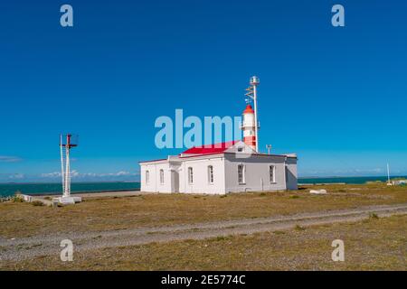 Leuchtturm an der Magellanstraße, Punta Delgada, in der Nähe einer Fähre nach Feuerland, Patagonien, Chile Stockfoto