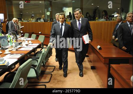 Der französische Präsident Nicolas Sarkozy und der britische Premierminister Gordon Brown haben am 1. September 2008 am Sitz des Europäischen Rates in Brüssel in Belgien einen Dringlichkeitsgipfel der Staats- und Regierungschefs der Europäischen Union zur Krise in Georgien veranstaltet. Foto von Elodie Gregoire/ABACAPRESS.COM Stockfoto