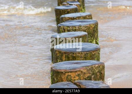 Wellenbrecher auf dem Meer. Ostsee. Stockfoto