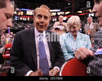 Ehemaliger US-Senator aus Kansas und republikanischer Präsidentschaftskandidat Bob Dole besucht den Boden der Republikanischen Nationalkonvent am Xcel Energy Center in St. Paul, Minnesota, Mittwoch, 3. September 2008. Foto von Olivier Douliery/ABACAUSA.COM (im Bild: Bob Dole) Stockfoto