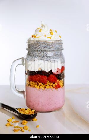 Chia Pudding mit frischen Beeren, griechischem Joghurt und Müsli. Keto-Diät. Stockfoto