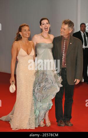 Die Drehbuchautorin Jenny Lumet, die Schauspielerin Anne Hathaway und der Regisseur Jonathan Demme nehmen an der Vorführung von "Rachel Getting Married" im Palazzo del Casino Teil, während der 65. Filmfestspiele von Venedig am 3. September 2008. Foto von Thierry Orban/ABACAPRESS.COM Ortsüberschrift Stockfoto