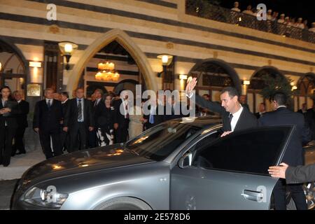 Der syrische Präsident Bashar Al Assad verlässt das Restaurant "Naranj" nach einem Abendessen für den französischen Präsidenten Nicolas Sarkozy am ersten Tag seines zweitägigen Besuchs in der Altstadt von Damaskus, Syrien, am 3. September 2008. Es ist der erste Besuch eines französischen Präsidenten seit 2002. Foto von Ammar Abd Rabbo/ABACAPRESS.COM Stockfoto