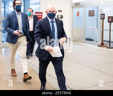 Washington, DC, USA. Januar 2021. 26. Januar 2021 - Washington, DC, Vereinigte Staaten: US Senator MARK KELLY (D-AZ) in der Nähe der Senate Subway. Quelle: Michael Brochstein/ZUMA Wire/Alamy Live News Stockfoto