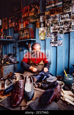 Ein Schuster arbeitet in seinem Geschäft in Tiflis, Sowjet-Georgien - 1990 Stockfoto