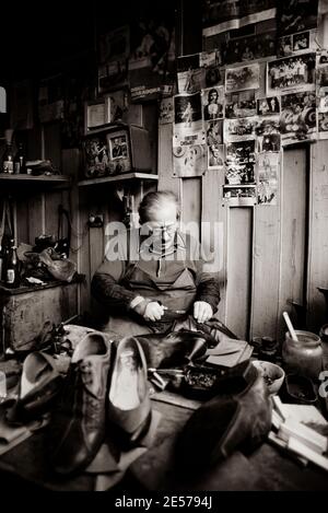 Ein Schuster arbeitet in seinem Geschäft in Tiflis, Sowjet-Georgien - 1990 Stockfoto