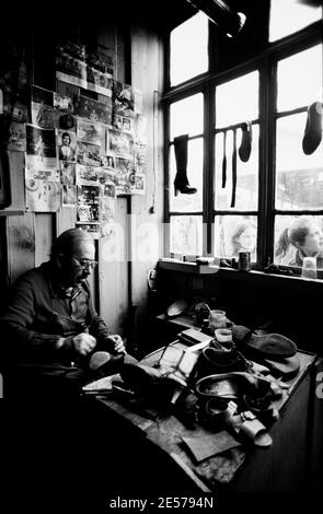 Ein Schuster arbeitet in seinem Geschäft in Tiflis, Sowjet-Georgien - 1990 Stockfoto