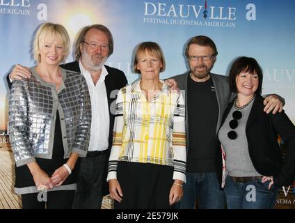 L-R: Produzentin Judy Cramer, Komponist Benny Anderson von der schwedischen Gruppe ABBA, britische Regisseurin Phyllida Lloyd, Komponist Bjorn Ulvaeus von der schwedischen Gruppe Abba und britische Dramatikerin Catherine Johnson posieren während der Fotowand für 'Mamma Mia' im Rahmen des 34. Amerikanischen Filmfestivals in Deauville, Normandie, Frankreich, Am 06. September 2008. Foto von Denis Guignebourg/ABACAPRESS.COM Stockfoto