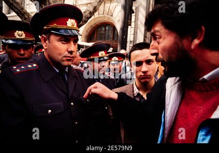 In einer politischen Wende beginnen die Bewohner von Sowjetgeorgien, die Autorität der Polizei in Frage zu stellen. 1990 Stockfoto