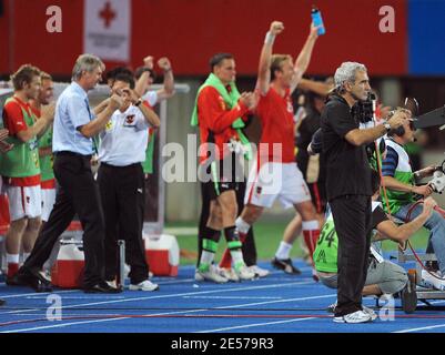 Frankreichs Trainer Raymond Domenech steht am 6. September 2008 im Ernst-Happel-Stadion in Wien, Österreich gegen Frankreich, beim Fußball-Spiel, WM 2010-Qualifyfing, dejeziert. Österreich besiegt Frankreich, 3:1. Foto von Jin Ming/Cameleon/ABACAPRESS.COM Stockfoto