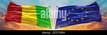 Flagge der Europäischen Union und Flagge Malis winken mit Himmel Wolke und Sonnenuntergang Doppelte Flagge Stockfoto