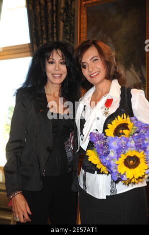 Die französische Modedesignerin Nathalie Garcon wird am 8. September 2008 im Rathaus von Paris, Frankreich, von der Regisseurin Yamina Benguigui mit der Legion d'Honneur ausgezeichnet. Foto von Ammar Abd Rabbo/ABACAPRESS.COM Stockfoto