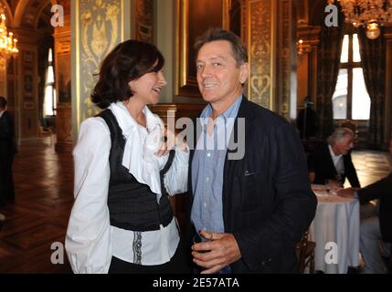 Bernard Giraudeau gratuliert der französischen Modedesignerin Nathalie Garcon zur Verleihung der Legion d'Honneur von Regisseurin Yamina Benguigui am 8. September 2008 im Rathaus des "Hotel de Ville" in Paris. Foto von Ammar Abd Rabbo/ABACAPRESS.COM Stockfoto