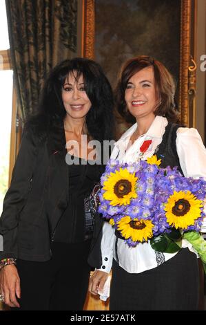 Die französische Modedesignerin Nathalie Garcon wird am 8. September 2008 im Rathaus von Paris, Frankreich, von der Regisseurin Yamina Benguigui mit der Legion d'Honneur ausgezeichnet. Foto von Ammar Abd Rabbo/ABACAPRESS.COM Stockfoto