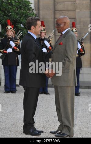 Der französische Präsident Nicolas Sarkozy begrüßt den senegalesischen Präsidenten Abdoulaye Wade am 10. September 2008 im Elysée-Palast in Paris. Foto Thierry Orban/ABACAPRESS.COM Stockfoto