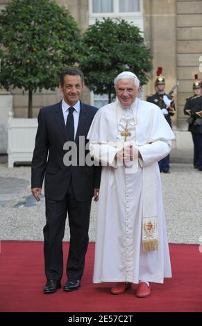 Präsident Nicolas Sarkozy begrüßt Papst Benedikt XVI. Bei seiner Ankunft am 12. September 2008 im Elysée-Palast in Paris. Papst Benedikt XVI. Beginnt einen viertägigen Besuch in Paris und Lourdes. Foto von Abd Rabbo-Mousse-Orban-Taamallah/ABACAPRESS.COM Stockfoto