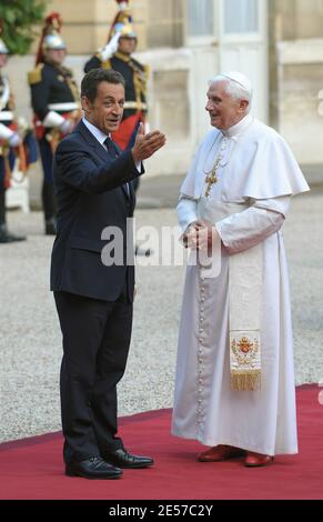 Präsident Nicolas Sarkozy begrüßt Papst Benedikt XVI. Bei seiner Ankunft am 12. September 2008 im Elysée-Palast in Paris. Papst Benedikt XVI. Beginnt einen viertägigen Besuch in Paris und Lourdes. Foto von Abd Rabbo-Mousse-Orban-Taamallah/ABACAPRESS.COM Stockfoto