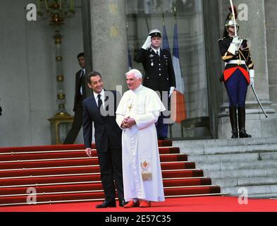 Präsident Nicolas Sarkozy begrüßt Papst Benedikt XVI. Am 12. September 2008 im Elysée-Palast in Paris. Papst Benedikt XVI. Beginnt einen viertägigen Besuch in Paris und Lourdes. Foto von Abd Rabbo-Mousse-Orban-Taamallah/ABACAPRESS.COM Stockfoto