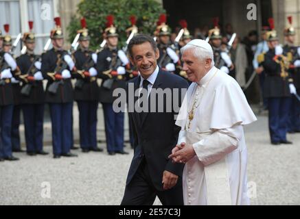 Präsident Nicolas Sarkozy begrüßt Papst Benedikt XVI. Bei seiner Ankunft am 12. September 2008 im Elysée-Palast in Paris. Papst Benedikt XVI. Beginnt einen viertägigen Besuch in Paris und Lourdes. Foto von Abd Rabbo-Mousse-Orban-Taamallah/ABACAPRESS.COM Stockfoto