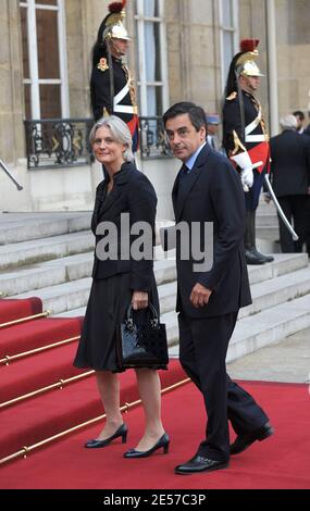 Premierminister Francois Fillon und seine Frau Penelope kommen am 12. September 2008 zu einem Treffen mit Papst Benedikt XVI. Im Elysee-Palast in Paris, Frankreich, an. Papst Benedikt XVI. Beginnt einen viertägigen Besuch in Paris und Lourdes. Foto von Abd Rabbo-Mousse-Orban-Taamallah/ABACAPRESS.COM Stockfoto