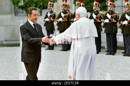 Präsident Nicolas Sarkozy begrüßt Papst Benedikt XVI. Am 12. September 2008 im Elysée-Palast in Paris. Papst Benedikt XVI. Beginnt einen viertägigen Besuch in Paris und Lourdes. Foto von Abd Rabbo-Mousse-Orban-Taamallah/ABACAPRESS.COM Stockfoto