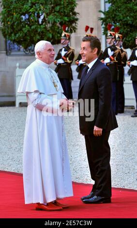 Präsident Nicolas Sarkozy begrüßt Papst Benedikt XVI. Am 12. September 2008 im Elysée-Palast in Paris. Papst Benedikt XVI. Beginnt einen viertägigen Besuch in Paris und Lourdes. Foto von Abd Rabbo-Mousse-Orban-Taamallah/ABACAPRESS.COM Stockfoto