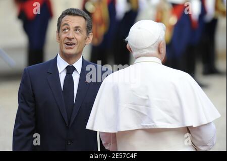 Präsident Nicolas Sarkozy begrüßt Papst Benedikt XVI. Am 12. September 2008 im Elysée-Palast in Paris. Papst Benedikt XVI. Beginnt einen viertägigen Besuch in Paris und Lourdes. Foto von Abd Rabbo-Mousse-Orban-Taamallah/ABACAPRESS.COM Stockfoto