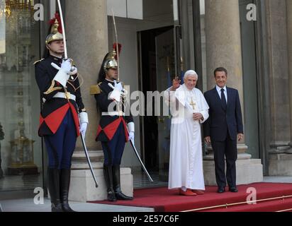 Präsident Nicolas Sarkozy begrüßt Papst Benedikt XVI. Bei seiner Ankunft am 12. September 2008 im Elysée-Palast in Paris. Papst Benedikt XVI. Beginnt einen viertägigen Besuch in Paris und Lourdes. Foto von Abd Rabbo-Mousse-Orban-Taamallah/ABACAPRESS.COM Stockfoto