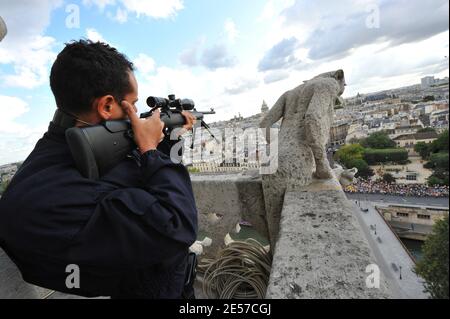 Papst Benedikt XVI. Kommt im Rahmen seines viertägigen Besuchs in Paris und Lourdes in der Kathedrale Notre Dame de Paris an. Paris, Frankreich, am 12. September 2008. Foto von Abd Rabbo-Mousse-Orban-Taamallah/ABACAPRESS.COM Stockfoto