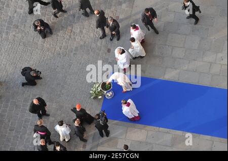 Papst Benedikt XVI. Kommt im Rahmen seines viertägigen Besuchs in Paris und Lourdes in der Kathedrale Notre Dame de Paris an. Paris, Frankreich, am 12. September 2008. Foto von Abd Rabbo-Mousse-Orban-Taamallah/ABACAPRESS.COM Stockfoto