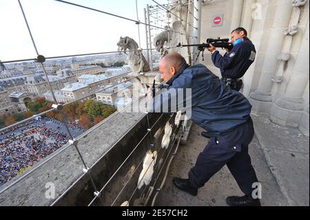 Papst Benedikt XVI. Kommt im Rahmen seines viertägigen Besuchs in Paris und Lourdes in der Kathedrale Notre Dame de Paris an. Paris, Frankreich, am 12. September 2008. Foto von Abd Rabbo-Mousse-Orban-Taamallah/ABACAPRESS.COM Stockfoto