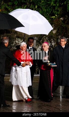 Papst Benedikt XVI. Verlässt nach einem Gebet die Grotte der Erscheinungen, auch Grotte von Massbielle genannt, im Heiligtum von Lourdes, Frankreich, am 13. September 2008. Foto von Patrick Bernard/ABACAPRESS.COM Stockfoto